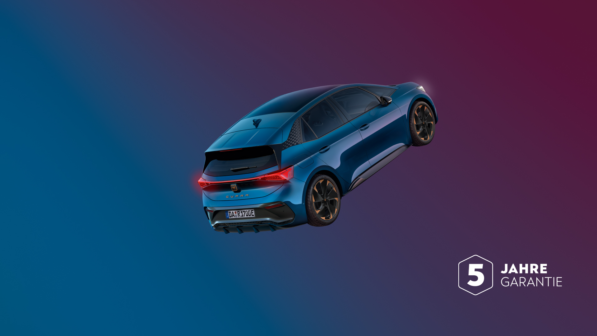 Blaues CUPRA Born Modell von schräg hinten mit 5 Jahre Garantie Logo